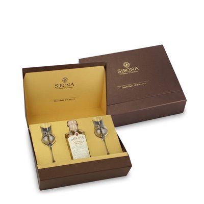 Distilleria Sibona - Confezione Regalo Galleria (1x50cl) Sibona Grappa di Nebbiolo con 2 bicchieri Distilleria Sibona - Confezione Regalo Galleria (1x50cl) Sibona Grappa di Nebbiolo con 2 bicchieri