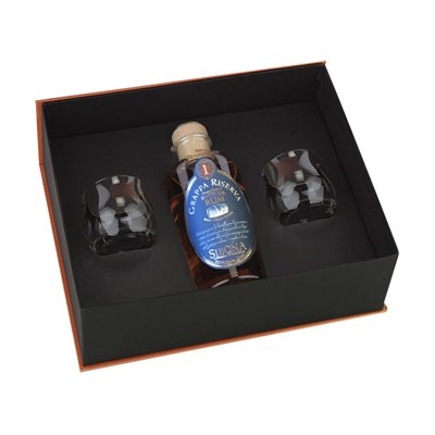 Distilleria Sibona - Confezione Regalo Eleganza Sibona Grappa Riserva Botti Da Rum Con 2 Bicchieri Distilleria Sibona - Confezione Regalo Eleganza Sibona Grappa Riserva Botti Da Rum Con 2 Bicchieri